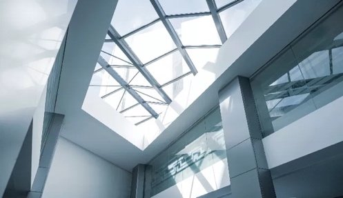 A skylight in a room

Description automatically generated