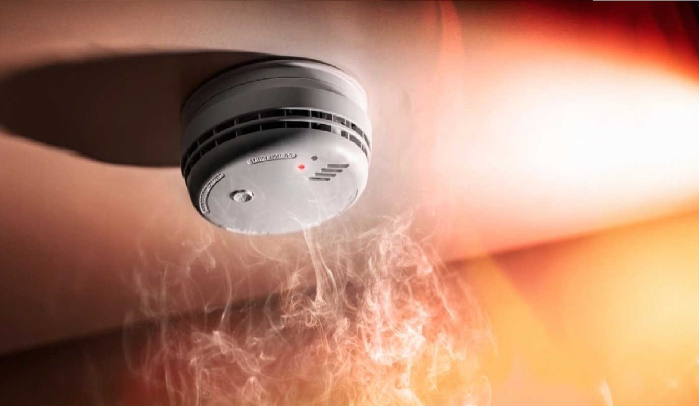 Smoke detector with smoke coming out of the ceiling

Description automatically generated