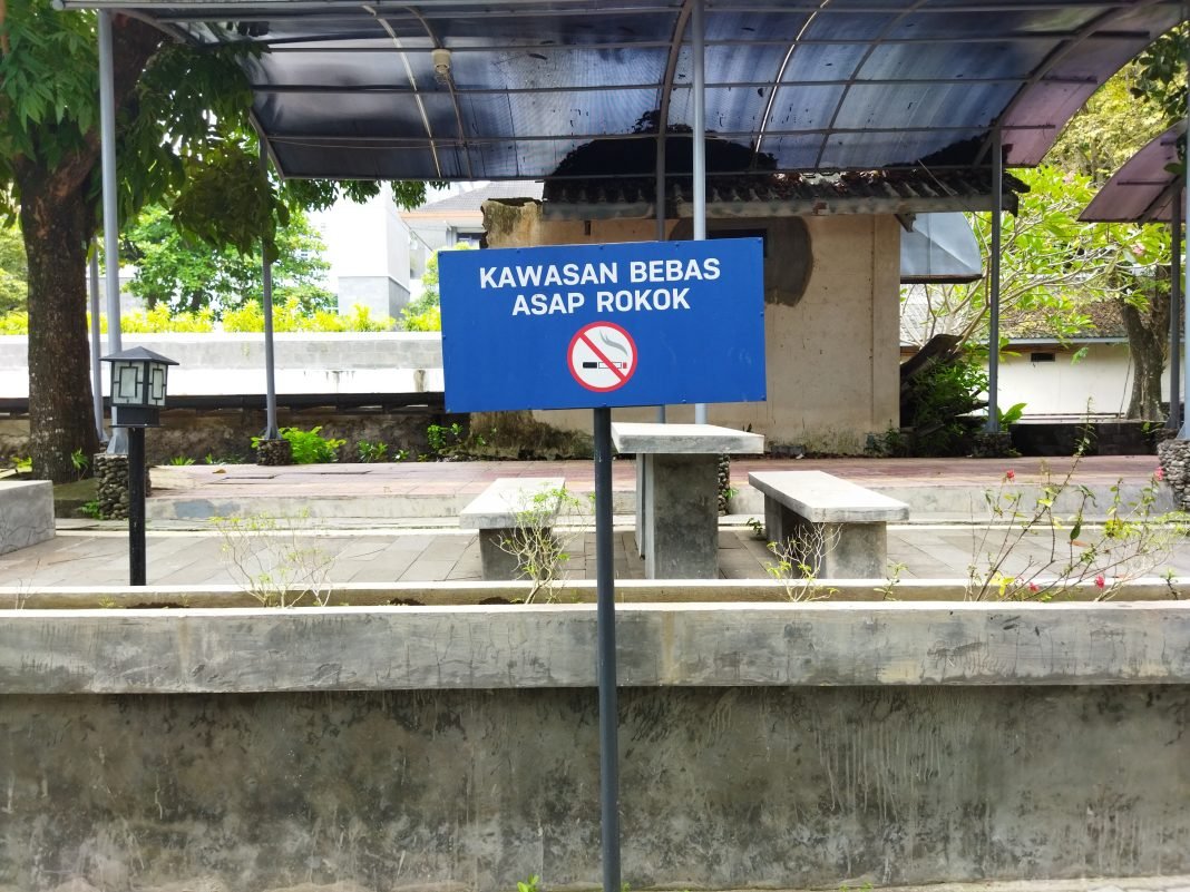 A blue sign with white text

Description automatically generated