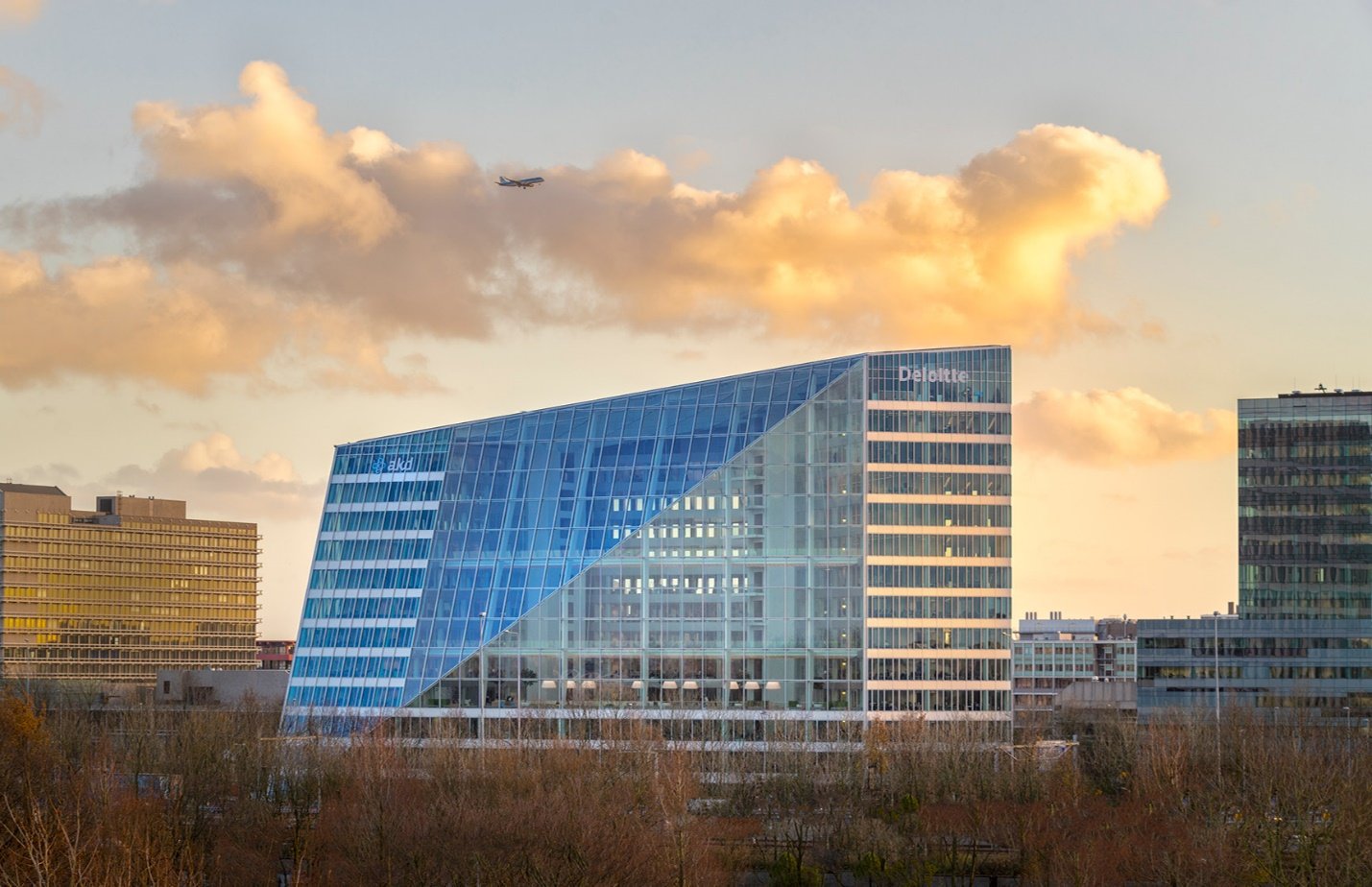 A building with a glass wall

AI-generated content may be incorrect.